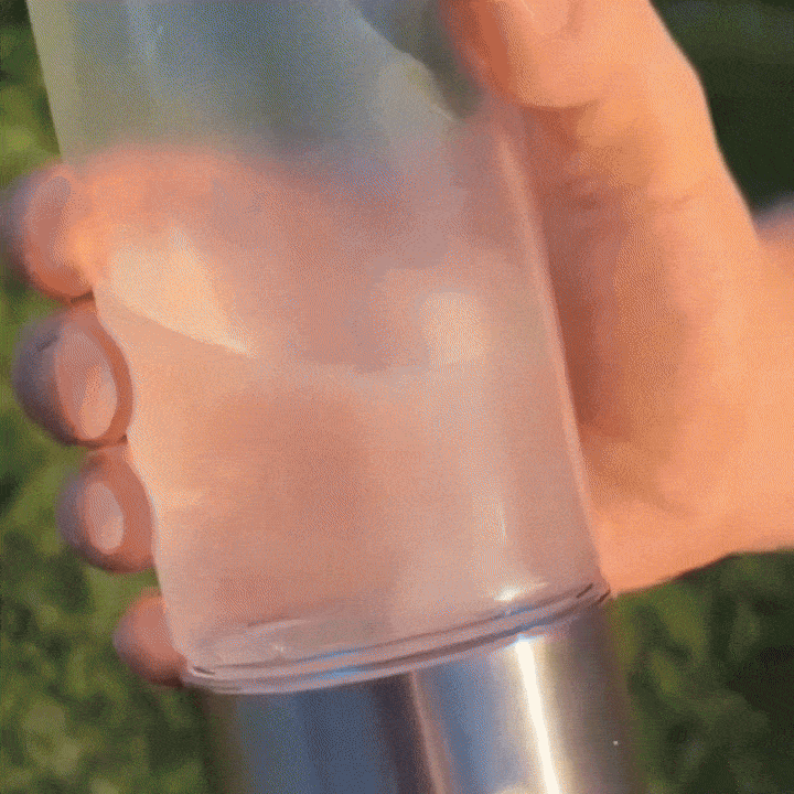 Wasserstoff Trinkflasche auf dem Schreibtisch – Stil und Funktionalität vereint.